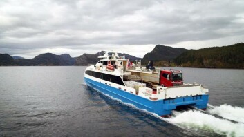 Dekket er i karbonfiberkompositt og tåler et akseltrykk på 12 tonn. Foto: Ove Kristian Leirgulen. Dekket er i karbonfiberkompositt og tåler et akseltrykk på 12 tonn. Foto: Ove Kristian Leirgulen.