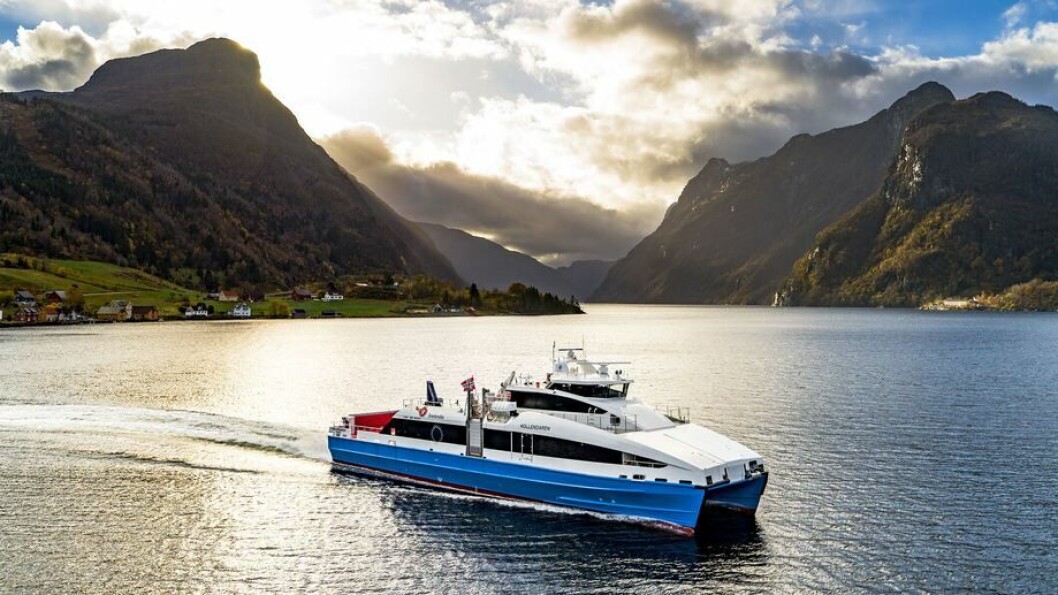 Hurtigbåten tar 73 passasjerer, har lastekran og dekk med plass til et vogntog på inntil 19 meter eller åtte biler. Foto: Brødrene Aa. Hurtigbåten tar 73 passasjerer, har lastekran og dekk med plass til et vogntog på inntil 19 meter eller åtte biler. Foto: Brødrene Aa.