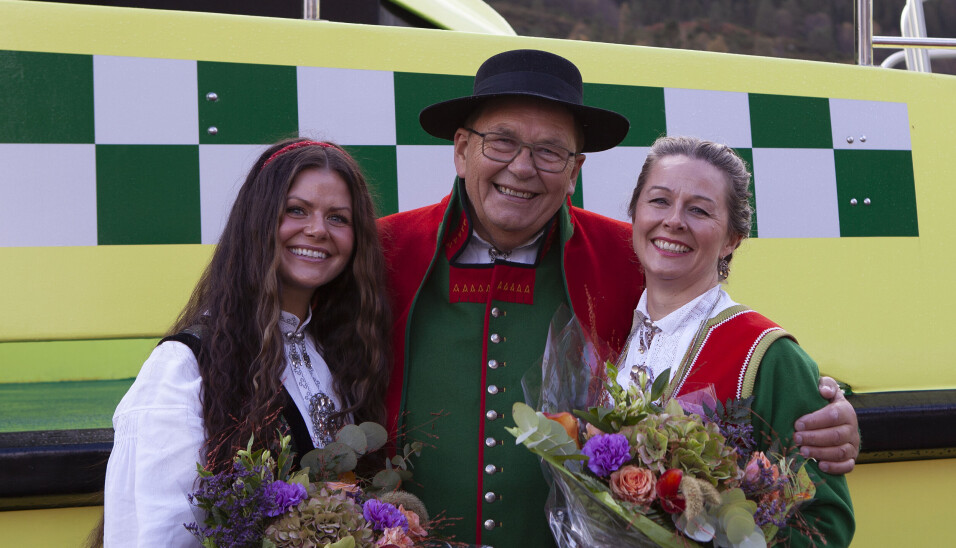 Per Vold flankert av sine døtre, og gudmødre for fartøyene, Malene Vold (tv) og Veslemøy Vold.