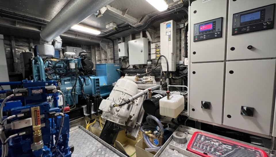 Under dekk er det montert en Scania Di13 motor og VAR akselgenerator, som bidrar til å redusere støy under fiske. Under dekk er det montert en Scania Di13 motor og VAR akselgenerator, som bidrar til å redusere støy under fiske.
