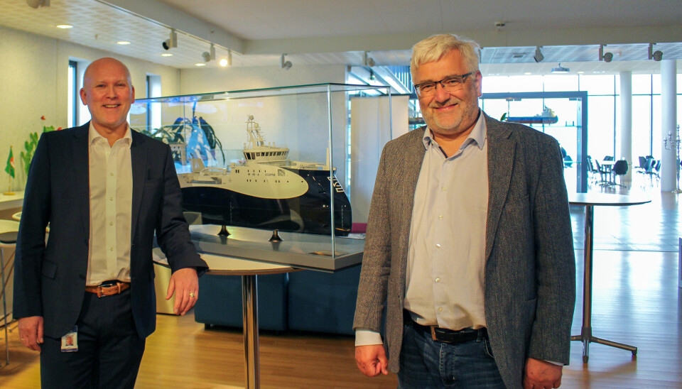 Managing director of UDS, Runar Muren and CEO in Bluewild, Tore Roaldsnes during the signing of the contract with Ulstein