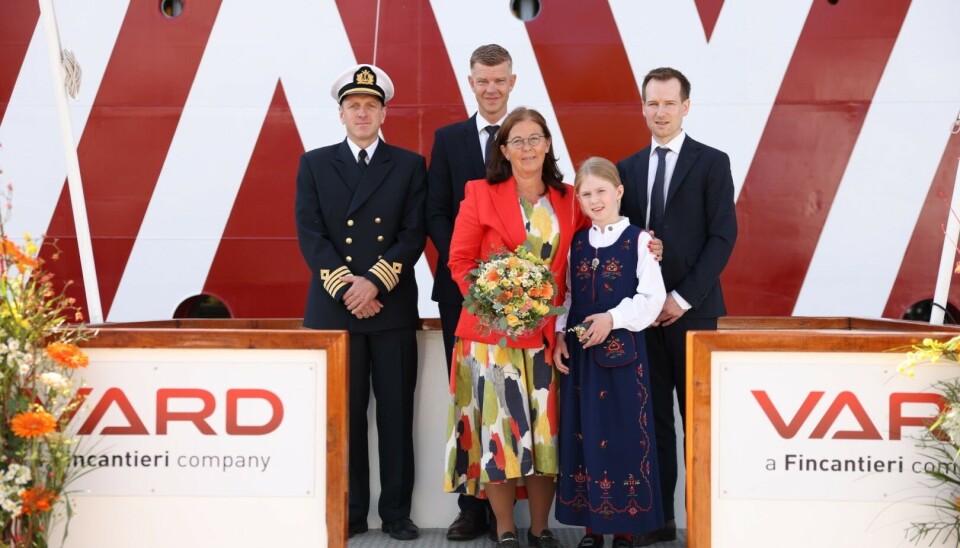 Fra venstre: Kaptein på «Norwind Gale» Tommy Øvstegård, Svein Leon Aure – konsernsjef for Norwind Offshore, gudmor Gitte Bengtsson, blomsterpike Linnea Wist Standall og verftsdirektør ved Vard Brattvaag og Vard Søviknes, Arnt Inge Gjerde. Fra venstre: Kaptein på «Norwind Gale» Tommy Øvstegård, Svein Leon Aure – konsernsjef for Norwind Offshore, gudmor Gitte Bengtsson, blomsterpike Linnea Wist Standall og verftsdirektør ved Vard Brattvaag og Vard Søviknes, Arnt Inge Gjerde.