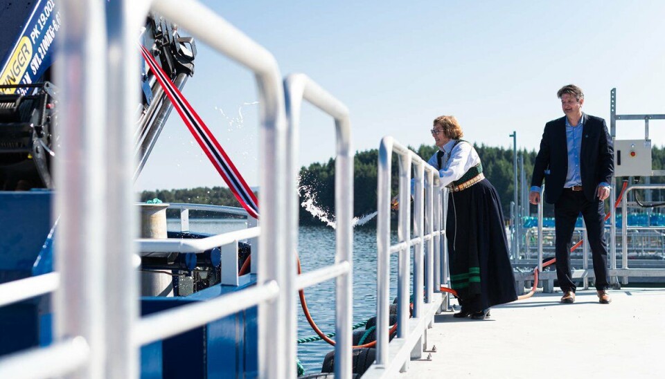 et var Svanhild Gokstad som døpte båten. – Måtte hell og lykke følge deg på alle hav og ved merdene på sjøanlegget. et var Svanhild Gokstad som døpte båten. – Måtte hell og lykke følge deg på alle hav og ved merdene på sjøanlegget.