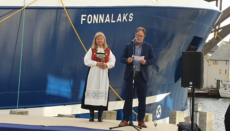 Gudmor Tone Tombre og styreleder i Samlaks, Ingar Fiskerstrand under dåpen.