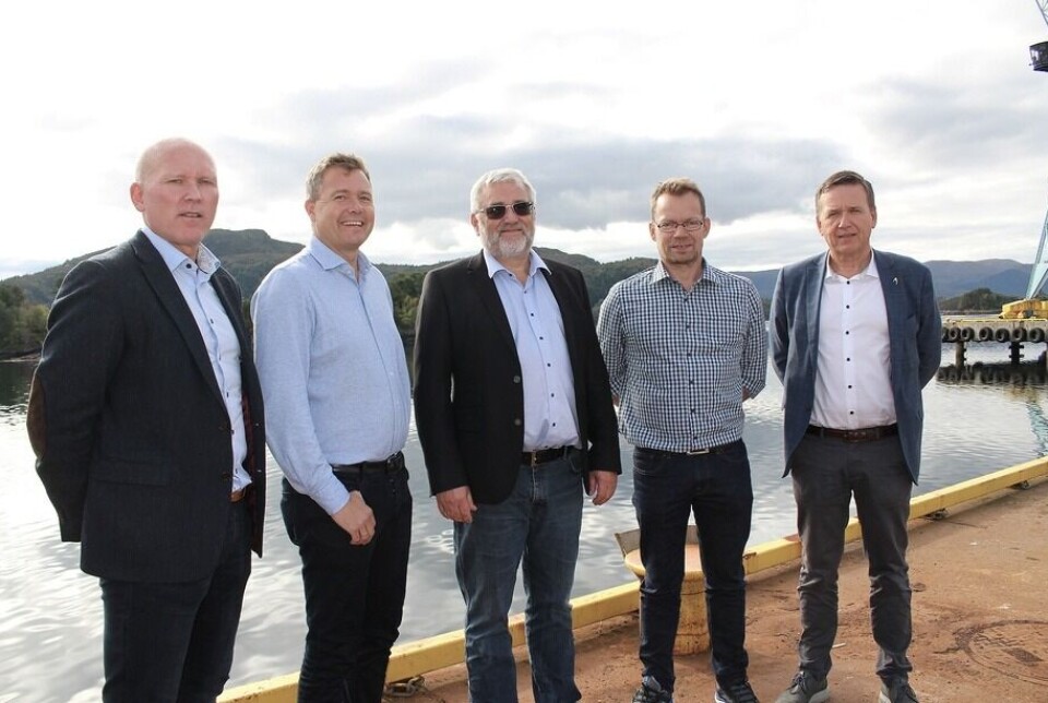 Foto fra kontraktssignering, fra venstre: Adm.dir Runar Muren i Ulstein Design & Solutions, Endre Matre (Leder teknisk og nybygg) i Westcon, adm.dir Tore Roaldsnes i Bluewild, prosjektleder Geir Heggen i Westcon og salgssjef Lars Ståle Skoge i Ulstein Design & Solutions. Foto: Ulstein Group Foto fra kontraktssignering, fra venstre: Adm.dir Runar Muren i Ulstein Design & Solutions, Endre Matre (Leder teknisk og nybygg) i Westcon, adm.dir Tore Roaldsnes i Bluewild, prosjektleder Geir Heggen i Westcon og salgssjef Lars Ståle Skoge i Ulstein Design & Solutions. Foto: Ulstein Group